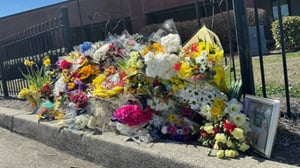 Una broma estudiantil terminó en tragedia en Georgia cuando un profesor intentó sorprender a sus alumnos, pero resbaló y fue atropellado por un joven que huía.