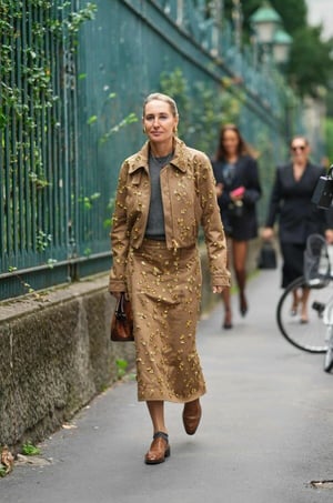 Entre sastrería relajada y siluetas utilitarias, el gris y el café son la combinación cromática que domina el street style.  Durante las últimas semanas,