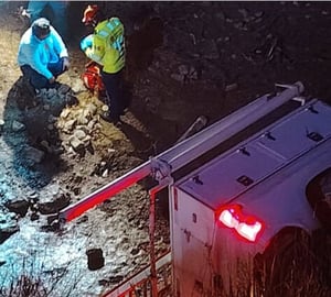     El accidente movilizó a los cuerpos de rescate y seguridad.  Un aparatoso accidente se registró durante la madrugada de este martes en la carretera