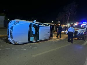 Paramédicos de Cruz Roja lo liberaron de la camioneta.  Un aparatoso accidente vial dejó como saldo un hombre de 78 años lesionado y cuantiosos daños
