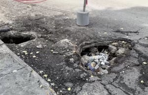 El deterioro del pavimento frente a la Clínica 11 del Instituto Mexicano del Seguro Social (IMSS) en Piedras Negras ha comenzado a generar inconformidad entre