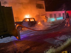 Incendio moviliza a bomberos en la colonia 26 de Marzo  Un fuerte incendio que consumió dos camionetas estacionadas en la vía pública provocó la movilización