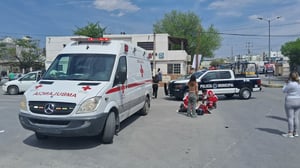 Ignora señal de alto y termina embestida por automóvil.  Una joven estudiante de preparatoria que viajaba en motocicleta resultó lesionada luego