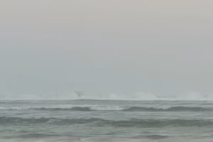 Cuatro pescadores de Salinas del Marqués fueron rescatados con vida tras volcar su lancha cerca de Salina Cruz; autoridades alertaban sobre Mar de Fondo.