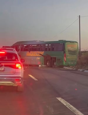 Un trágico accidente de autobús en la carretera federal 57 dejó como saldo un menor de 13 años fallecido y varios pasajeros lesionados, luego de que la unidad