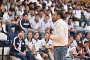 Durante la conferencia titulada Un juego en equipo, el presidente municipal relató vivencias que han marcado su trayectoria.  El alcalde de Monclova, Carlos