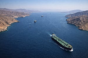 Irán afirmó que no permitirá el paso de petróleo por el estrecho de Ormuz en beneficio de Estados Unidos o Israel y advirtió posibles acciones.  El gobierno