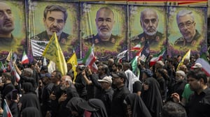 Miles de personas se reunieron en Teherán para el funeral de líderes iraníes fallecidos en ataques de Estados Unidos e Israel, en medio del conflicto militar.