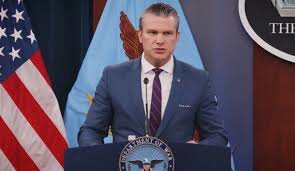 El Pentágono prohibió a fotógrafos de prensa tomar imágenes en conferencias del secretario de Defensa, Pete Hegseth, después de que varios medios difundieran