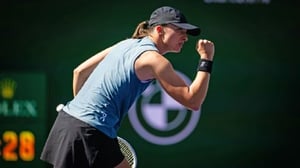    Iga Swiatek venció 6-2 y 6-0 a Karolina Muchova en octavos de Indian Wells y avanzó a cuartos de final.  Iga Swiatek, número 2 del ranking WTA, aseguró