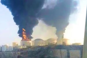 Un ataque con drones causó un incendio en los tanques de combustible del puerto de Salalah, Omán, movilizando fuerzas armadas y bomberos para controlarlo.