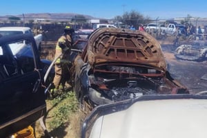 Un incendio forestal alcanzó un corralón de la Fiscalía de Zacatecas, dañando 18 vehículos, la mayoría clasificados como “chatarra”, y fue controlado