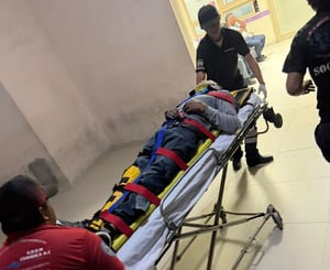 Socorristas de GRUM le brindaron los primeros auxilios.  Un motociclista terminó hospitalizado la noche de este miércoles luego de un fuerte accidente vial