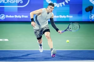    Jack Draper venció a Novak Djokovic en tres sets (4-6, 6-4, 7-6) y avanzó a cuartos de final en Indian Wells.  La cancha central de Indian Wells recibía