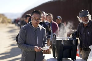 La guerra en el Golfo deja a 24 millones de trabajadores surasiáticos atrapados, sin acceso a refugios ni pasaportes, mientras se preparan planes