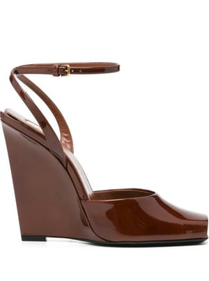 Los tonos marrones son el nuevo beige y los veremos apoderarse del calzado de la temporada.   Los zapatos color café se posicionan como