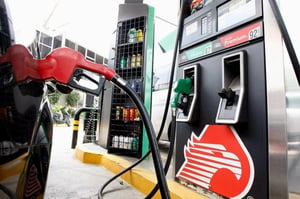 La presidenta Claudia Sheinbaum aseguró que la gasolina regular en México es más barata en términos reales tras el acuerdo de precio máximo con empresarios