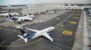El aumento del precio del petróleo por ataques a buques petroleros en Oriente Medio provocó fuertes caídas en acciones de aerolíneas globales este jueves.