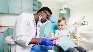 La clave para mantener un corazón saludable en la edad adulta podría encontrarse en algo tan temprano como la salud dental durante la infancia.  Un amplio