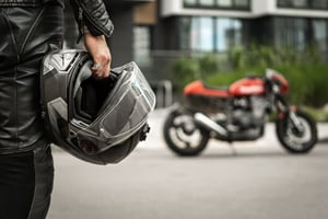 Un estudio reciente sugiere que permitir que los motociclistas circulen sin casco puede provocar lesiones más graves en caso de accidente y aumentar