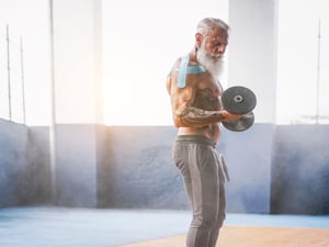 Superar los 30 años implica ciertos cambios hormonales y metabólicos que requieren adoptar una estrategia más consciente al entrenar.  Aunque el cuerpo