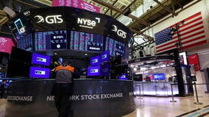 Wall Street abrió en verde con el Dow Jones subiendo 390 puntos, impulsado por decisiones energéticas de EE.UU. y tensiones internacionales con Irán.