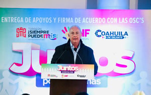 Este viernes, el alcalde Román Alberto Cepeda González firmó un convenio de colaboración con 55 organizaciones de la sociedad civil (OSC´S), y les entregó