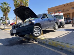 Confusión al conducir desencadena el percance.  Un fuerte accidente vehicular generó movilización la mañana de este viernes en el estacionamiento de Plaza