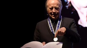 La Universidad Nacional de Cuyo (UNCuyo), de la provincia argentina de Mendoza, otorgó este viernes un doctorado honoris causa al cantautor español Joan Manuel