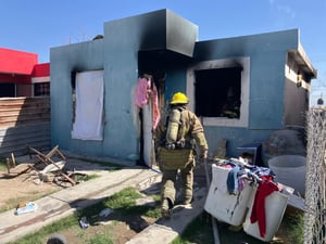 Bomberos lograron sofocar el fuego.  Un fuerte incendio consumió el interior de una vivienda en la colonia Colinas de Santiago de Monclova, luego