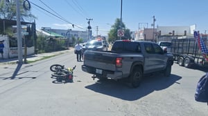 Socorristas de Cruz Roja le brindaron los primeros auxilios al lesionado.  Un aparatoso accidente vial dejó a un motociclista lesionado la tarde de este sábado