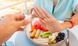 El consumo elevado de sal en la alimentación es uno de los factores más relacionados con el aumento de la hipertensión arterial en todo el mundo.  En muchos