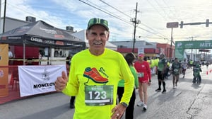 Ramón Meza, de 70 años, completó carrera 5K y motivó a incluir más adultos mayores.  La edad no fue un obstáculo para Ramón Meza, quien con casi 70 años
