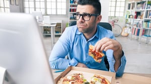Aunque muchas recomendaciones sobre alimentación se enfocan en qué alimentos consumir, los especialistas señalan que la velocidad con la que se come también
