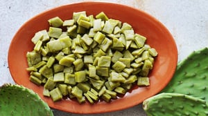 El nopal es uno de los alimentos más emblemáticos de la cocina mexicana. Además de su sabor y su versatilidad culinaria, también es reconocido por sus diversos