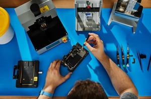 Una pantalla rota puede afectar el funcionamiento y la experiencia de uso de un iPhone. En Monclova, especialistas de Tecnorepair cuentan con herramientas,