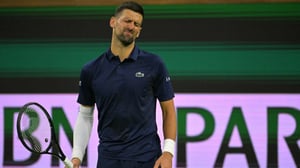    Novak Djokovic anunció su retiro del Miami Open 2026 debido a una lesión en el hombro derecho, baja que le costará 650 puntos en el ranking y lo sacará