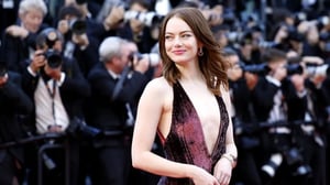 Emma Stone volvió a confirmar su estatus como la musa indiscutible de Louis Vuitton. En la 98ª edición de los Premios Oscar, la actriz, nominada por su papel