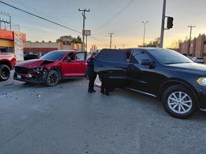   Un percance automovilístico registrado en el cruce de 16 de Septiembre y Tabachines, en Piedras Negras, dejó únicamente daños materiales y generó