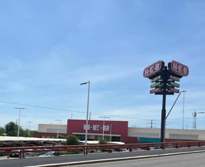 Cuatro mujeres fueron detenidas luego de ser señaladas como presuntas responsables de robar diversos productos de belleza dentro de una tienda comercial