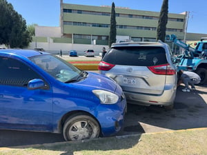 Una carambola sin lesionados se registró en San Juan de Sabinas, luego de que una conductora de la tercera edad perdiera el control por una baja de presión.