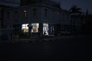 La Habana enfrenta una severa crisis energética tras un nuevo apagón nacional, dejando a miles sin electricidad y evidenciando el deterioro del sistema