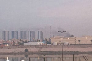 Fuertes explosiones sacudieron Bagdad este martes, luego de que se reportara un ataque contra la embajada de Estados Unidos con el uso de drones y cohetes.