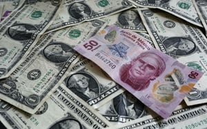 El peso mexicano registró una ligera apreciación frente al dólar este martes, impulsado por menor tensión geopolítica y expectativas sobre la política