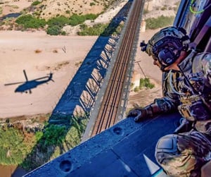 Militares de Estados Unidos han sufrido hackeos y amenazas de cárteles, mientras autoridades refuerzan vigilancia con drones en la frontera sur.