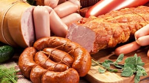 Los embutidos son productos derivados de la carne que se elaboran con carne picada, grasa y diversos condimentos, y que pasan por procesos de curado o cocción