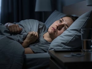 Despertar con el corazón acelerado, inquietud o malestar estomacal puede parecer consecuencia de un mal sueño, pero para muchas personas es una reacción física