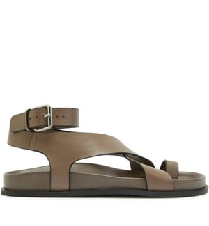     De diseños con pedrería a hebillas destacadas, así son las sandalias boho que las expertas incluyeron en su armario.  Las sandalias planas boho