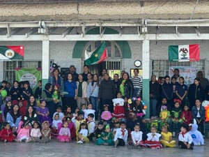 El Jardín de Niños Adolfo López Mateos de San Juan de Sabinas celebró la primavera con disfraces, bicicletas y juegos al aire libre, fomentando la convivencia