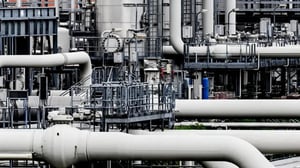 Los ataques iraníes dañaron plantas de GNL en Qatar, afectando exportaciones a Europa y Asia y causando pérdidas estimadas en 20,000 millones de dólares.